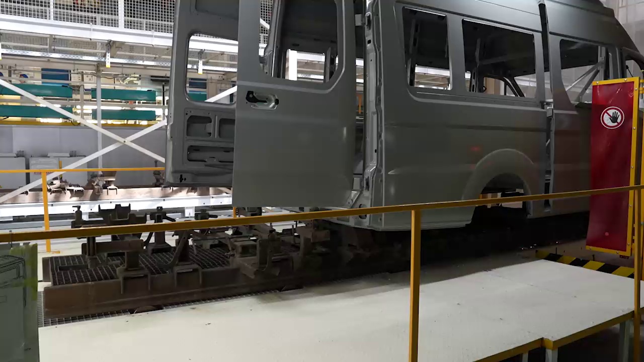 Кузов ГАЗели движется по автоматизированному конвейеру